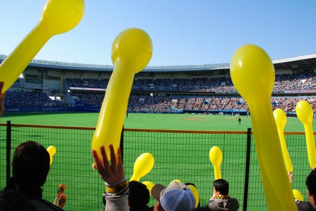 煌めく横断幕の下で